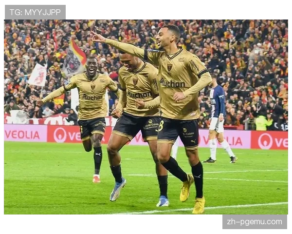 朗斯主场97.6%满座率诠释社区足球 小城球队创奇迹